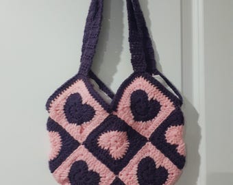 Borsa quadrata della nonna a forma di cuore all'uncinetto