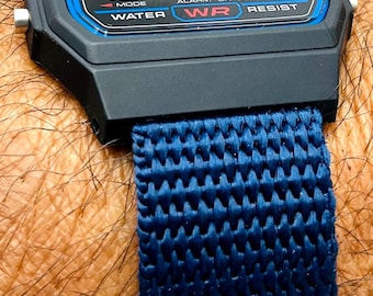 カシオ F-91W デジタル腕時計（ブルーナイロンバンド付き）