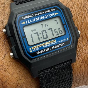Casio F-105W-1ACR 腕時計、カスタムナイロン製超軽量バンド、防水 