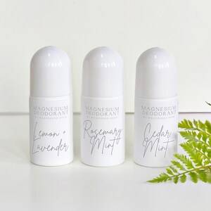 Pode incluir: Tr&ecirc;s rolos de desodorizante branco com etiquetas que dizem "Desodorizante de magn&eacute;sio da Weathered Door" e os aromas "Lim&atilde;o + Lavanda", "Alecrim Menta" e "Cedro Menta".