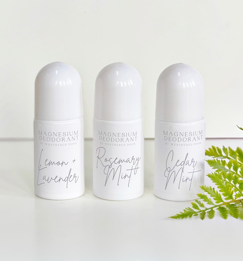 Pode incluir: Tr&ecirc;s rolos de desodorizante branco com etiquetas que dizem "Desodorizante de magn&eacute;sio da Weathered Door" e os aromas "Lim&atilde;o + Lavanda", "Alecrim Menta" e "Cedro Menta".