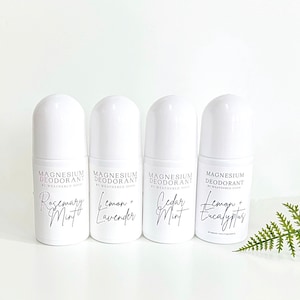 Pode incluir: Quatro frascos brancos de desodorizante roll-on com etiquetas pretas. As etiquetas dizem "Desodorizante de magn&eacute;sio da Weathered Door" e listam diferentes aromas: Alecrim e hortel&atilde;, Lim&atilde;o e lavanda, Cedro e hortel&atilde;, e Lim&atilde;o e eucalipto.