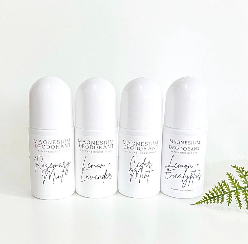 Pode incluir: Quatro frascos brancos de desodorizante roll-on com etiquetas pretas. As etiquetas dizem "Desodorizante de magn&eacute;sio da Weathered Door" e listam diferentes aromas: Alecrim e hortel&atilde;, Lim&atilde;o e lavanda, Cedro e hortel&atilde;, e Lim&atilde;o e eucalipto.