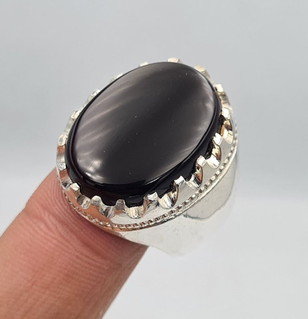 Olomon qin ichida bitta semiz ayolni sikishmoqda