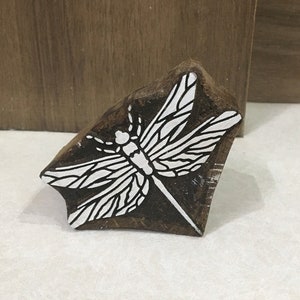 Sello de impresión de madera india tallada con diseño de mariposas de comercio justo. Bloque de impresión de madera india tallada a mano; sello textil; sello de cerámica.