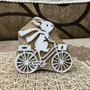 Un lapin à vélo, planche d'impression indienne en bois sculptée à la main ; tampon textile; tampon de poterie,