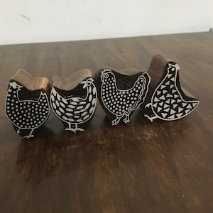 Divertenti polli indiani, oggetti di artigianato artistico, blocco di stampa in legno, intagliato a mano indiano; timbro tessile; timbro per ceramica,