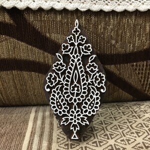 Un bloc d'impression indien oriental en bois sculpté à la main de Paisely ; tampon textile; tampon de poterie,