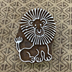 Sello de bloque de madera tallado a mano indio con forma de león sentado, bloque de sello tradicional para impresión de textiles y telas, cerámica, bricolaje; Tjaps,
