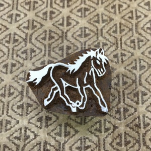 Gracieux galop : Artisanat artistique indien - Tampon bloc d'impression en bois cheval au galop sculpté à la main k ; tampon textile; tampon de poterie,