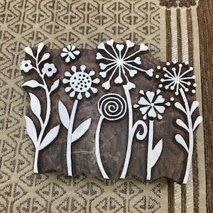 Een met de hand gesneden Indiaas houten drukblok uit Meadow; textielstempel; aardewerk stempel,