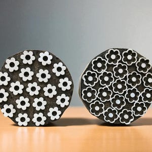 Timbro in legno intagliato a mano con mandala di margherite, blocco di ceramica tessile indiana