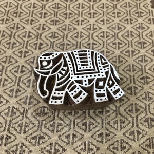 Un pequeño elefante 01, bloque de impresión de madera india tallado a mano; sello textil; sello de cerámica,