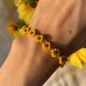Yellow Sunflower Beaded Bracelet, Sunflower Daisy Chain, Yellow Flower Garland Bracelet, Seed Bead Bright Summer Floral 18k Gold Boho Style