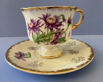 Taza de té y platillo con diseño floral de aster morado
