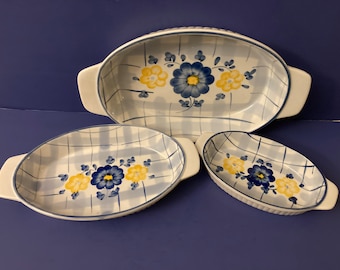 Handbemalte Bäckerauflaufformen in Blau, Gelb und Weiß mit Blumenmuster - 3er-Set