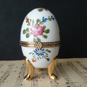 Caixa de Porcelana Vintage para Ovos: Motivo Floral, Detalhes Dourados