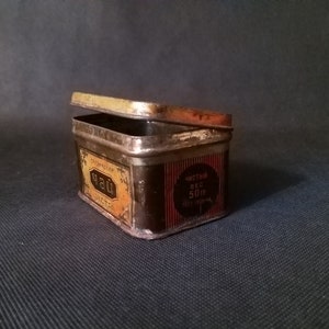 Vintage small tea tin box Old Georgian tea tin box Rusted metal box with lid Collectible tin box Old storage tins Retro Kitchen Decor