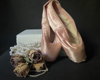 Alte Satin Spitzenschuhe Vintage rosa Ballett Spitzenschuhe Abgenutzte Ballerina Schuhe Shabby Ballettschuhe Brocante Dekor Ballettlehrerin Geschenk