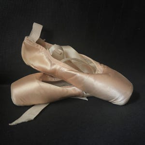 Old satin pointe shoes Vintage pink ballet pointe shoes Worn ballerina shoes Shabby ballet shoes Brocante decor Ballet teacher gift