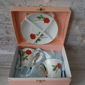 Vintage Japanese Porcelain Teacup Set: Gold Gilded Floral Design