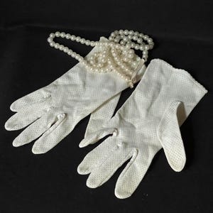 White lace gloves vintage Bridal gloves Vintage accessories White wedding gloves vintage Antique collectibles gloves