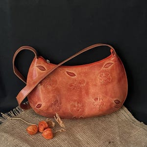 Vintage Leather Crossbody Bag: 90s Style Shoulder Bag