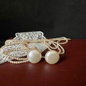 Vintage clip on earrings White circle clip on earrings Faux pearl earrings Retro oversized 80s costume earrings Earlobe pearl clips