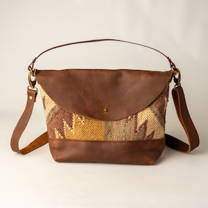 Cartera de cuero con panel kilim, cuero Kodiak, correa ajustable y desmontable, hecha a mano en EE. UU. por Frankie and Co. Leather