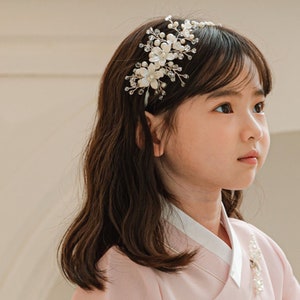White Pearl Flower Head Tie, Baby Girl Hanbok, Flower Head Tie, Korean Dol, Hanbok Aceesory, Hanbok Hair wreath image 2
