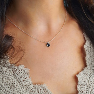 Silberne Kette mit Farbstein | dezenter Stein in schwarz | FILIGRANE Halskette | runder Farbstein | GRATIS Geschenkkarte