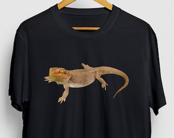 Op de afbeelding: Zwart T-shirt met een bedrukte bruine en oranje baardagame.