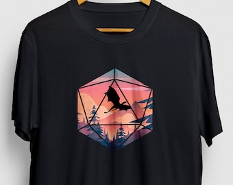 以下が含まれることがあります： 黒色のTシャツに、黒と白の幾何学模様の中に夕焼けの風景が描かれたグラフィックがプリントされています。20面ダイスに似ています。