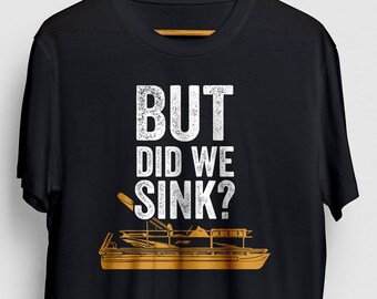 Peut inclure: T-shirt noir avec un texte blanc qui dit "BUT DID WE SINK?" et un graphique d'un bateau jaune.