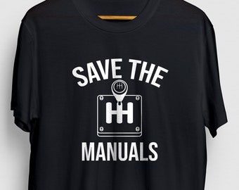 Pode incluir: Camiseta preta com texto branco que diz "Save the Manuals" e um gráfico de uma alavanca de câmbio.