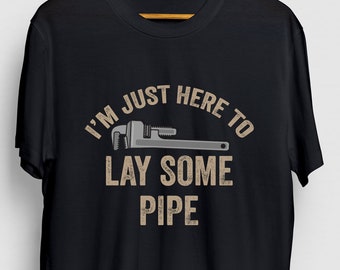 Sono qui solo per posare qualche pipa divertente idraulica camicia, idraulico regalo, camicia idraulica, professionale idraulico Unisex T-shirt