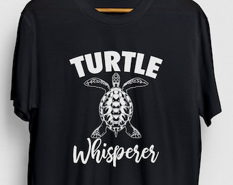 タートルウィスパラー タートル 面白い、彼女へのギフト 面白いギフト、彼へのギフト 亀 タートル、タートル ユニセックス T シャツ
