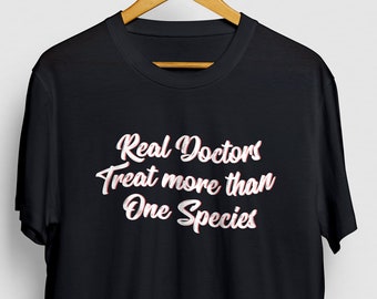Echte Ärzte behandeln mehr als eine Art Tierarzt Shirt, Vet Tech Shirt, Graduierung Geschenk, Veterinärtechniker Shirt Unisex T-shirt