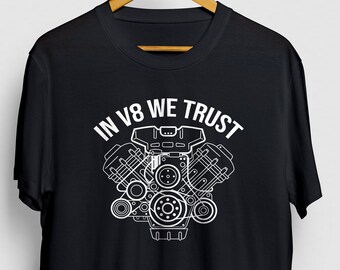Pode incluir: Camiseta preta com um gráfico branco de um motor V8 e o texto "IN V8 WE TRUST".