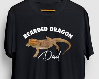 Op de afbeelding: Zwart T-shirt met een witte afbeelding van een baardagame en de tekst "Bearded Dragon Dad".