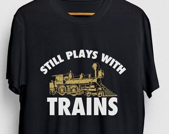 Spielt immer noch mit Zügen Modell Zug Shirt, Zug Sammler Geschenk, Eisenbahn Shirt, Zug Geschenke für Männer, Lokomotive Shirt Unisex T-shirt
