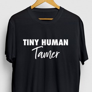 Tiny Human Tamer Camisa, Camisa de proveedor de guardería, Regalo de maestro de preescolar, Camisa de proveedor de cuidado infantil, Regalo de guardería Regalo unisex Camiseta