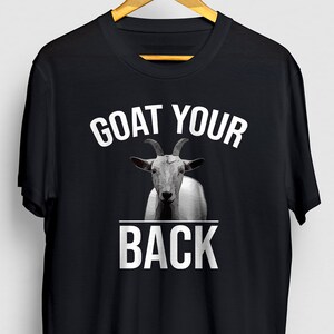ヤギの背中シャツ、ヤギシャツ、ヤギ好きへのギフト、ヤギ好きシャツ、農場生活シャツ、女性用ヤギシャツ、女性用ヤギシャツ ユニセックス T シャツ