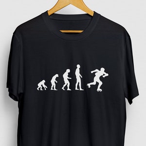 Könnte beinhalten: Schwarzes T-Shirt mit einer weißen Grafik der Evolution des Menschen, die mit einer Person auf Rollschuhen endet. Die Grafik lautet "Evolution of Rollerblading".