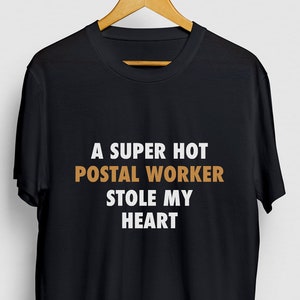 Super Hot Retired Postal Worker, Postino Di Pensionamento, Camicia Postale, Camicia Mailman, Mail Carrier Gift Unisex T-shirt
