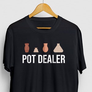 Pode incluir: Camiseta preta com um gráfico branco de quatro peças de cerâmica de tamanhos diferentes e o texto "POT DEALER".