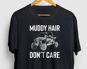 Puede incluir: Camiseta negra con un gráfico blanco de un vehículo todoterreno y el texto "Muddy Hair Don't Care".