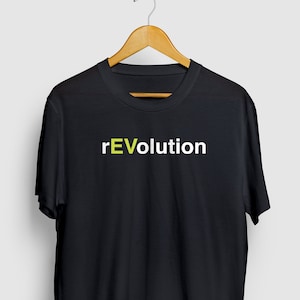 Può includere: Maglietta nera con una grafica di testo bianca che dice "rEVolution" in giallo e bianco.