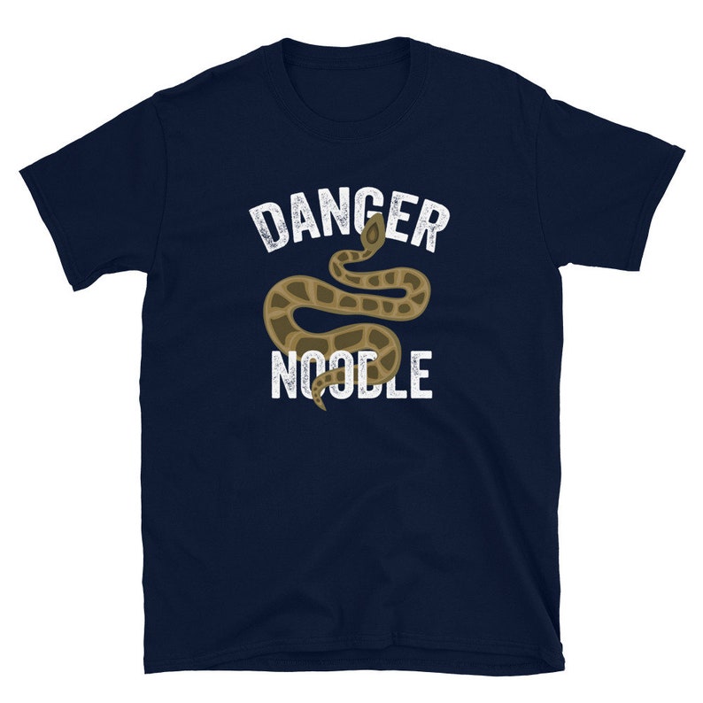 K&ouml;nnte beinhalten: Ein marineblaues T-Shirt mit einer wei&szlig;en Grafik einer Schlange und dem Text "Danger Noodle".