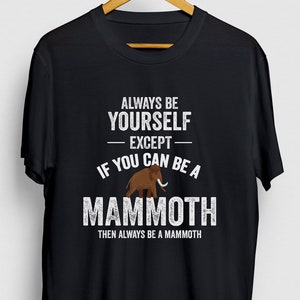 Prezent Mammoth, Zabawna wełniana koszulka, Zabawna koszulka ze zwierzęciem, Koszulka Mammoth, Bluza z kapturem Be A Mammoth / Koszulka młodzieżowa / Koszulka unisex